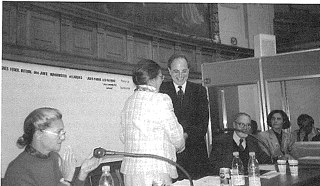 Le Congrès de la Fédération Internationale de Juifs Humanistes et Laïques à la Sorbonne le 6 octobre 1996. En haut : M. Sherwin Wine, Président de la Fédération, remettant le diplôme de la Fédération à Mesdames Simone Veil et Elisabeth Badinter, celle-ci représentant également M. Robert Badinter ; en présence de Mme Violette Attal-Lefi, et M. Albert Memmi.